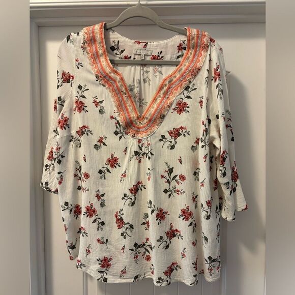 Skies are Blue Lorinda Embroidery Detail Floral Top Size 1X - Picture 1 of 5